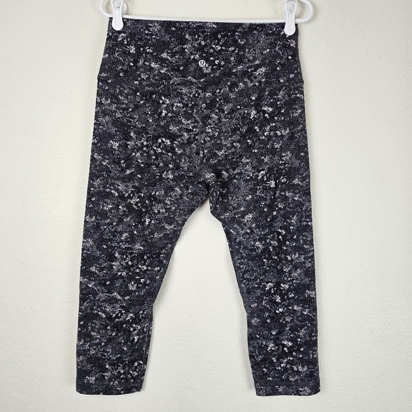 Lululemon Align Crop 21” Leggings Size 12 Black Gray White Abstract Print - Picture 4 of 12